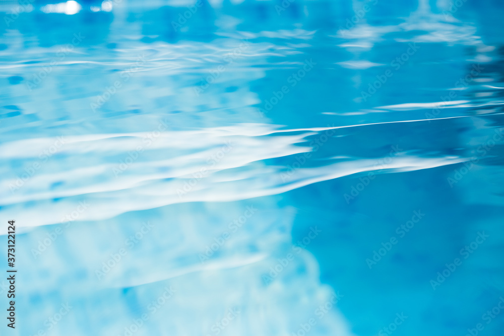 Obraz premium Water waves in the pool with blue background