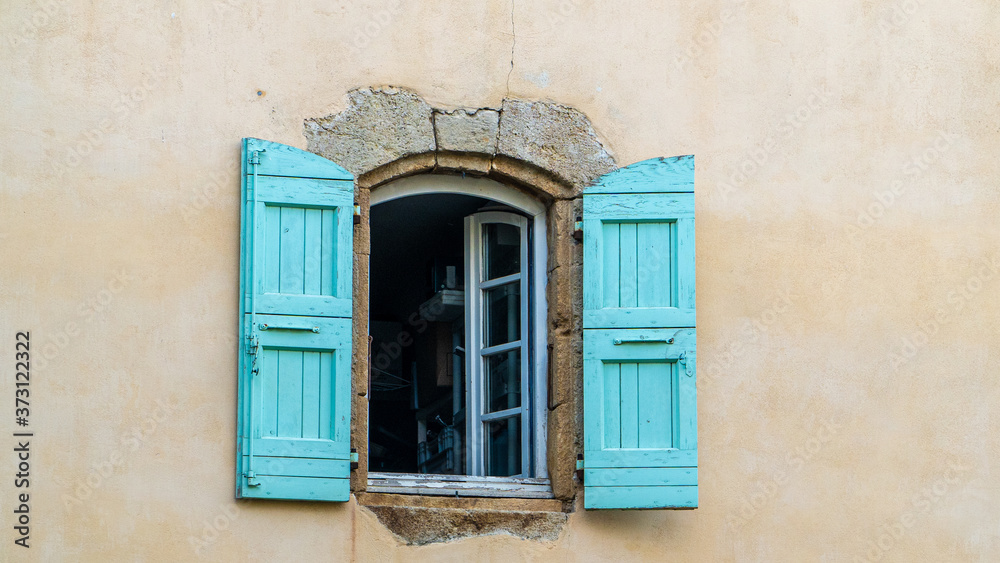 Fenster mit grünen Fensterläden, Occitanien, Frankreich