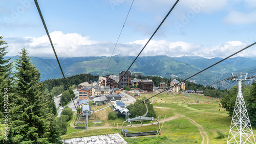 Blick von der Seilbahn auf Ax-3-Domaines, Ax-les-Thermes, Occitanien, Frankreich
