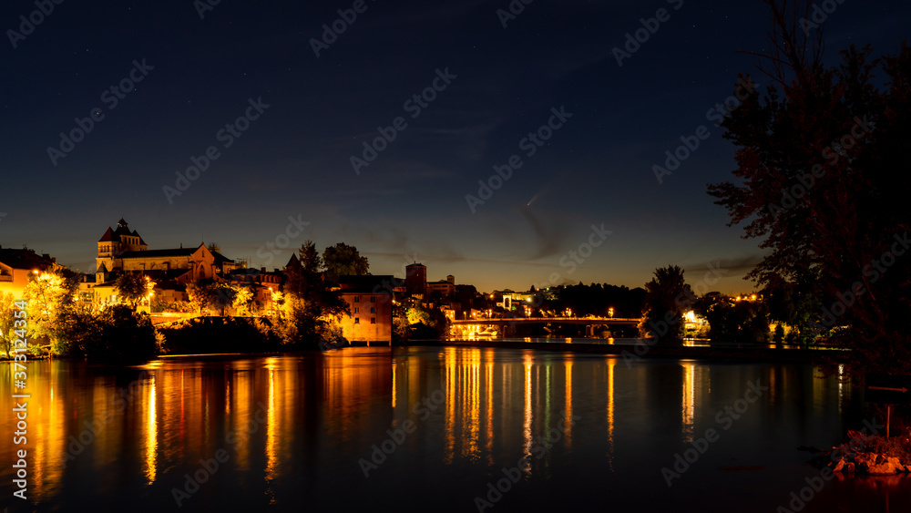 Cahors an der Lot bei Nacht, Occitanien, Frankreich