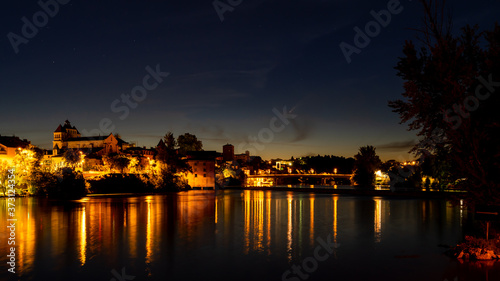 Cahors an der Lot bei Nacht, Occitanien, Frankreich