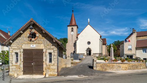 Dorfplatz mit Kirche, Courbouzon, Bourgogne-Franche-Comté, Frankreich