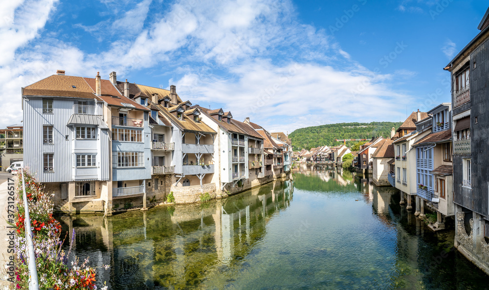 Häuser am Fluss Loue in Ornans, Bourgogne-Franche-Comté, Frankreich