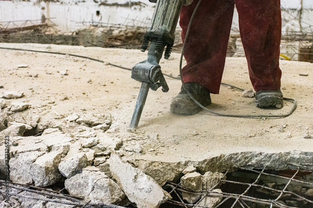 Trabalho de demolição de estrutura de concreto com ferragens Trabalho de demolição de estrutura de concreto com ferragens