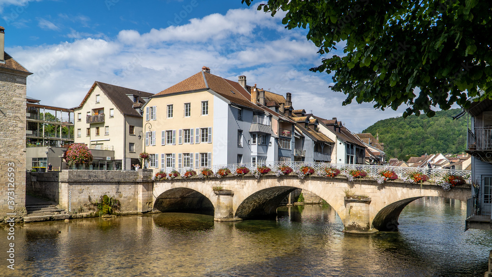 Blumen geschmückte alte Brücke, Ornans, Bourgogne-Franche-Comté, Frankreich