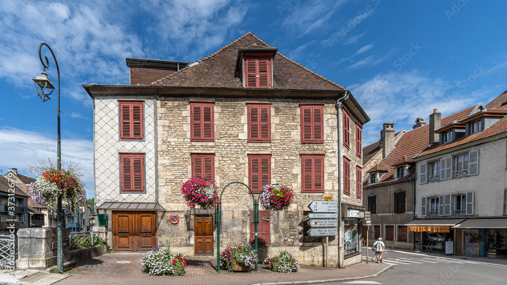Fototapeta premium Strassenkreuzung in Ornans, Bourgogne-Franche-Comté, Frankreich