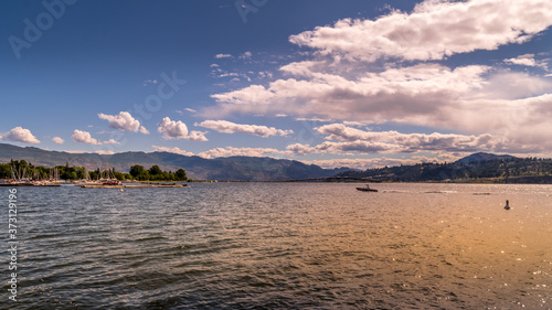 Billede på lærred Sunset over Okanagan Lake at the waterfront of City Park in Kelowna