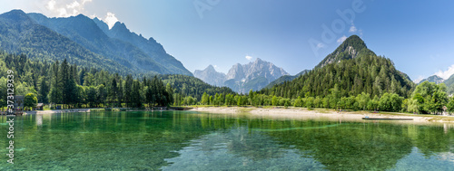 Cuadro en lienzo Stunning panorama view over Lake Jasna, Kranjska Gora, Slovenia, with the Alps i