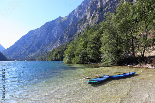 Zwei stand up paddle am Ufer eines Bergsees. Leopoldsteinersee in der Steiermark