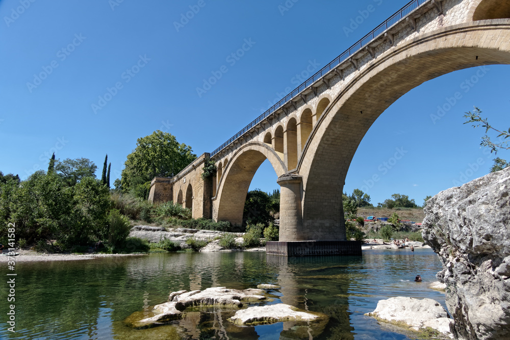 Le Gardon et son pont dans la commune de Collias département du Gard - France