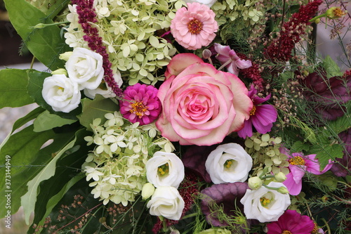 Bunter Blumenstrauß mit gemischten Blumen, Blumenarrangement, Floristik, Hochzeit, Geburtstag, Blumenbinderei, Beisetzung