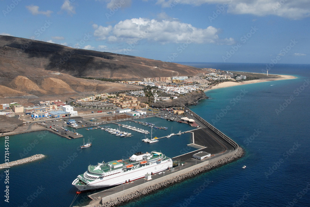 Fotografía aérea del puerto de Morro Jable en la costa de Fuerteventura, islas Canarias