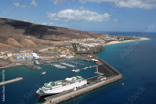 Fotografía aérea del puerto de Morro Jable en la costa de Fuerteventura, islas Canarias