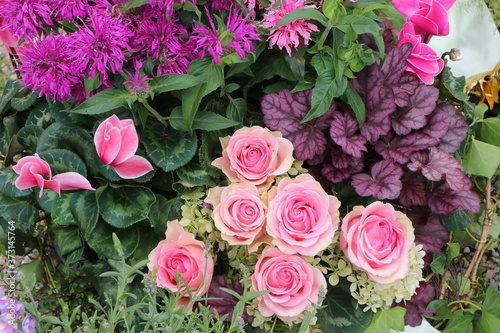 Blumengesteck mit bunten Zierpflanzen f  r verschiedene Anl  sse  Floristik