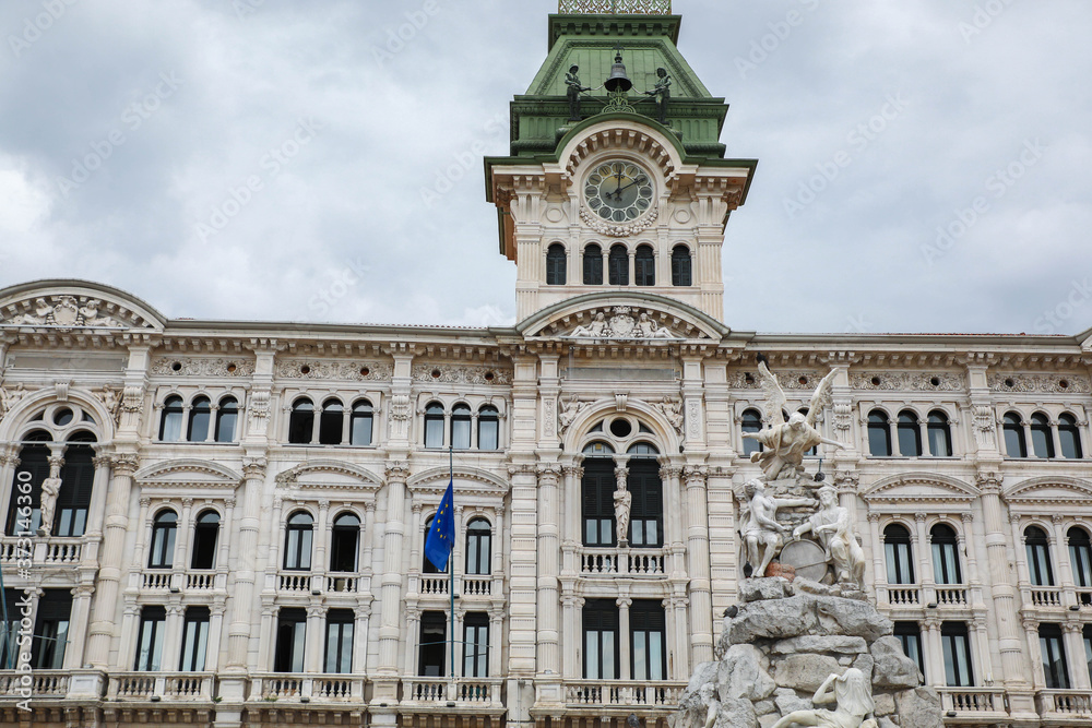 Comune di Trieste -Palazzo del municipio e fontana dei quattro continenti Comune di Trieste -Palazzo del municipio e fontana dei quattro continenti