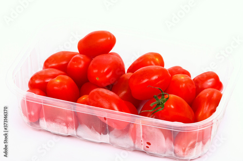 фотографія Baby plum tomatoes in a plastic punnet isolated on a white background