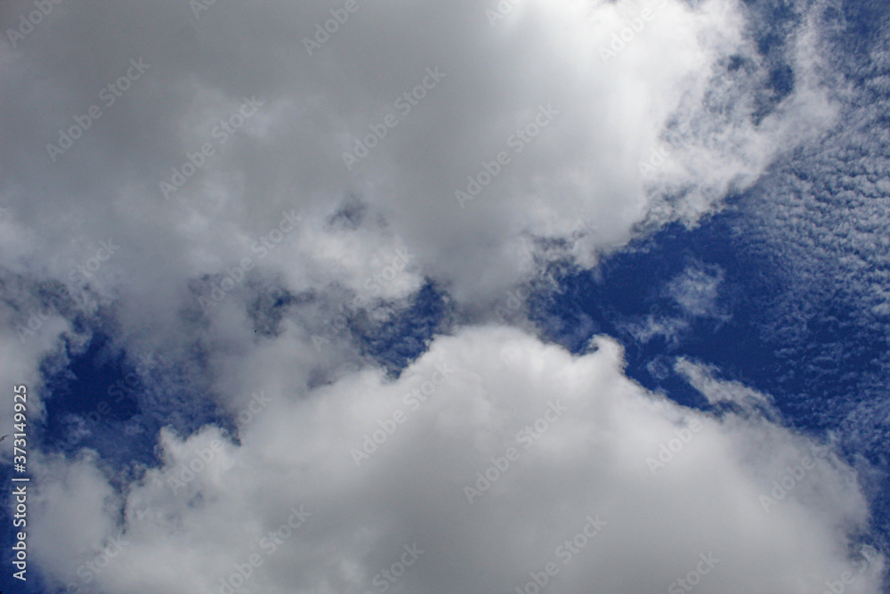 Obraz premium cielo nublado de nubes blancas