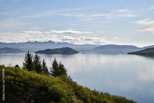 Islands spiegelglatte Seen mit Bergen im Hintergrund und blauem Himmel mit Wolken © Robert Styppa