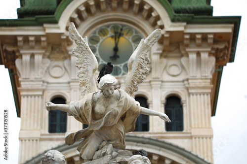Tableau sur toile Orologio del comune di Trieste e fontana dei quattro continenti