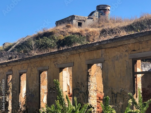Ruines du Forte da Raposeira dans les hauteurs de la ville de Trafaria, Portugal photo
