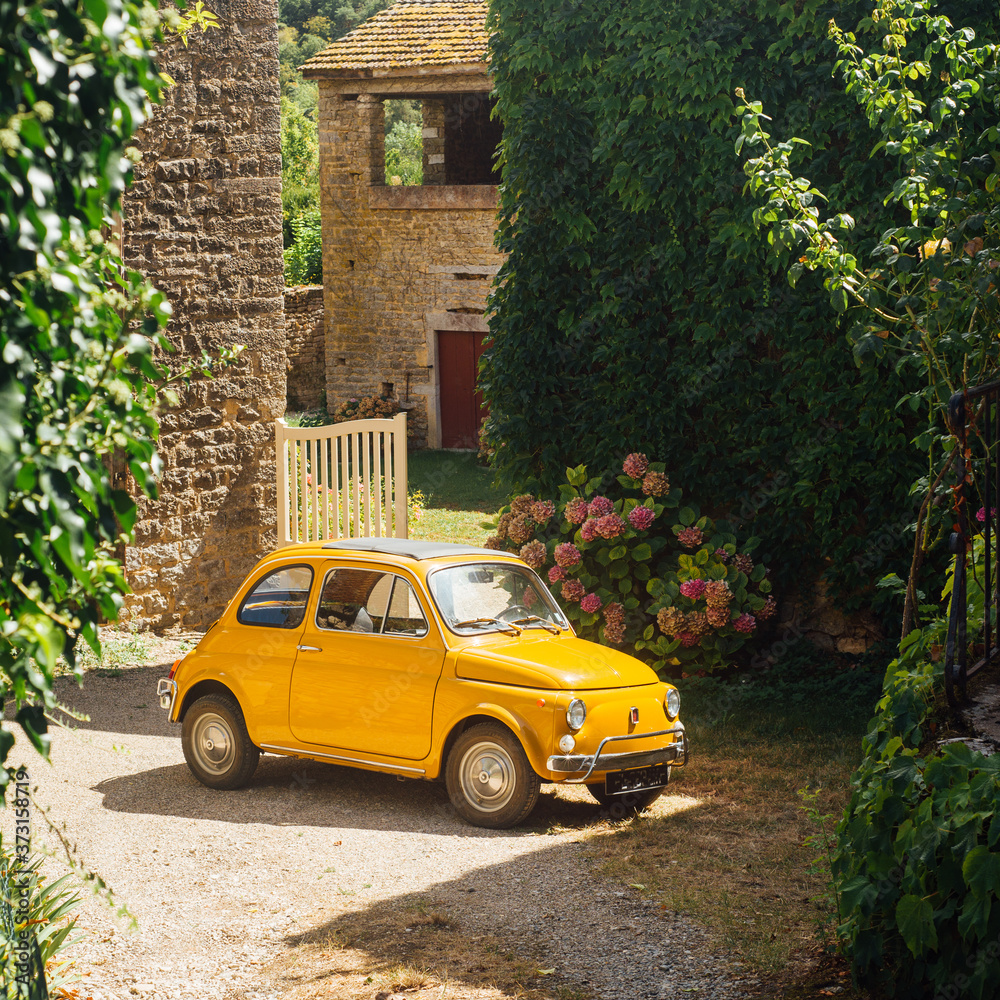 Fototapeta premium vieille voiture jaune rétro vintage