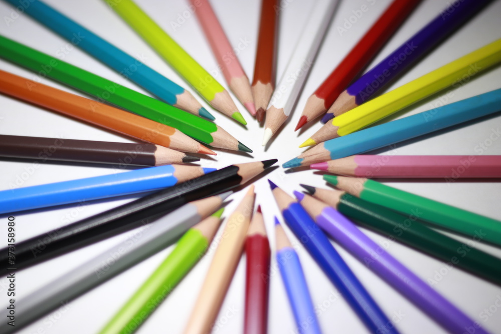 Lápices de colores sobre lienzo blanco vuelta al colegio Lápices de colores sobre lienzo blanco vuelta al colegio