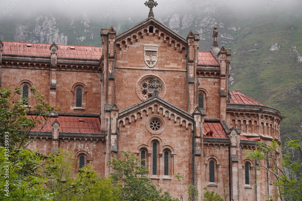 Obraz premium Covadonga, un santuario en la montaña