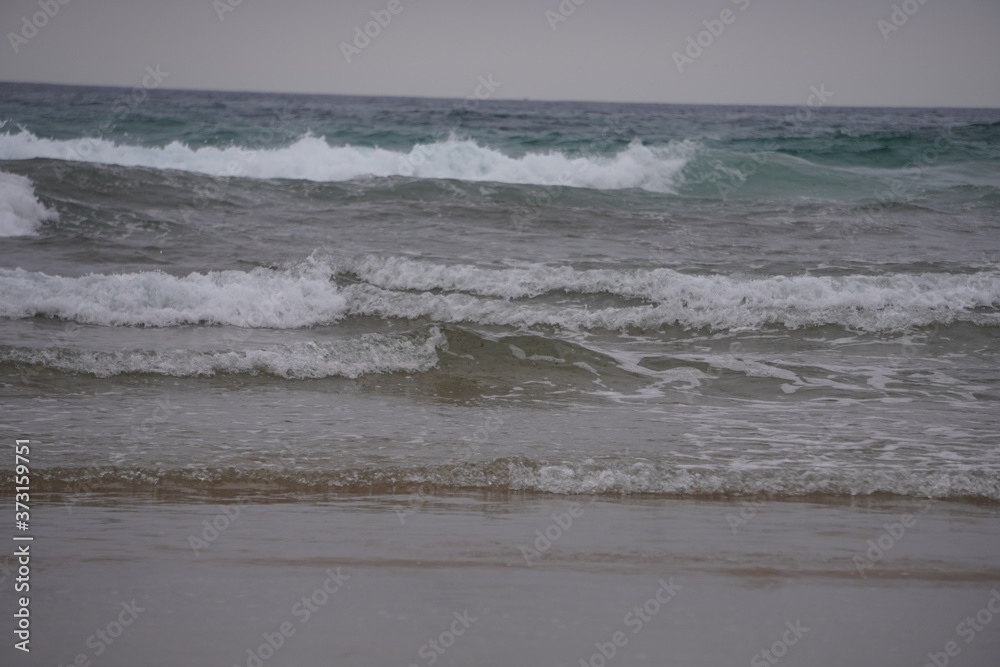 Detalle de olas rompiendo en el mar