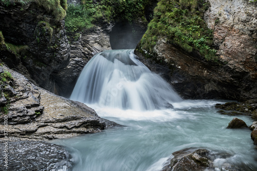 rio de aguas bravas entre piedras en una montaña photo