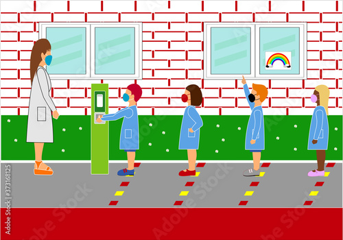 La vuelta al cole con medidas de seguridad. Niños haciendo cola para pasar sus manos por el desinfectante  ante la profesora