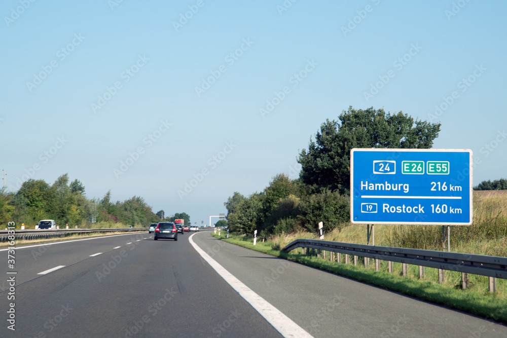 Autobahn 24, KM-Tafel in Richtung Hamburg und Rostock
