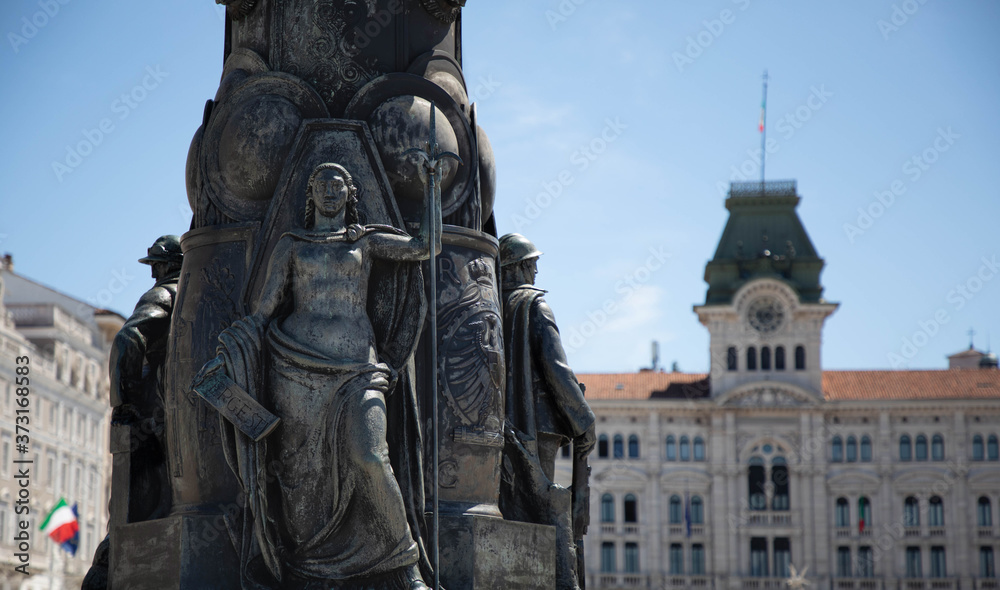 Trieste -Monumento ai caduti in Piazza Unità d'Italia e palazzo del municipio sullo sfondo