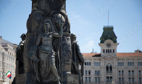 Wallpaper Mural Trieste -Monumento ai caduti in Piazza Unità d'Italia e palazzo del municipio sullo sfondo Torontodigital.ca
