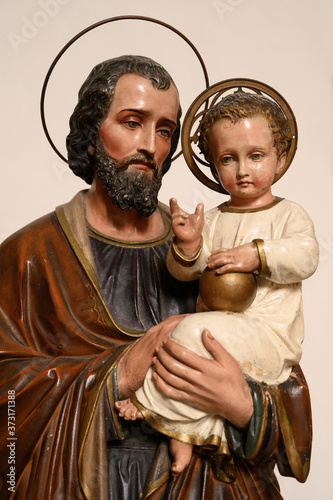 Valokuva Saint Joseph holding Infant Jesus in his arms