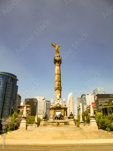 El angel de indepencia en su explendor en reforma en la ciudad de méxico.   