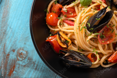 Piatto di deliziose linguine con salsa di pomodorini e cozze, Cucina Italiana photo