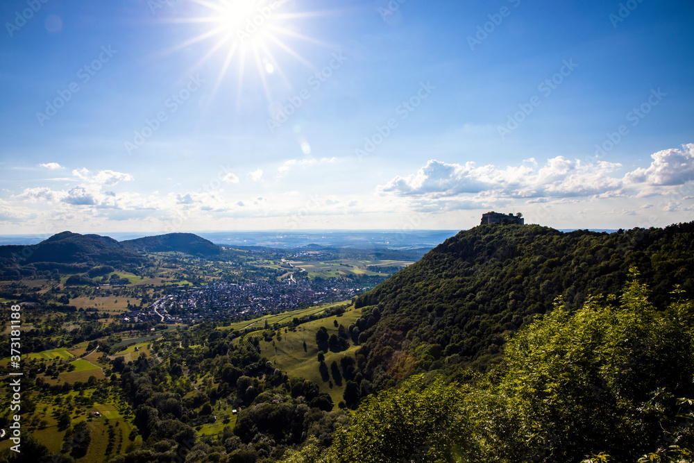 Hoheneuffen mit Sonne im Gegenlicht