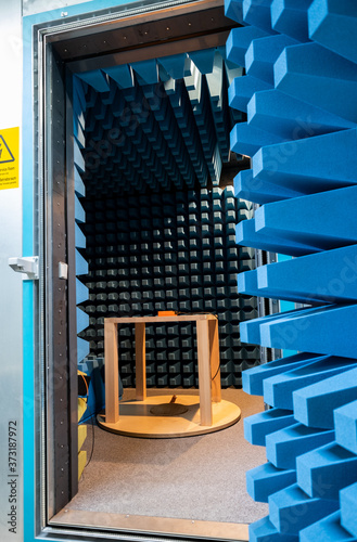 Fully anechoic chamber