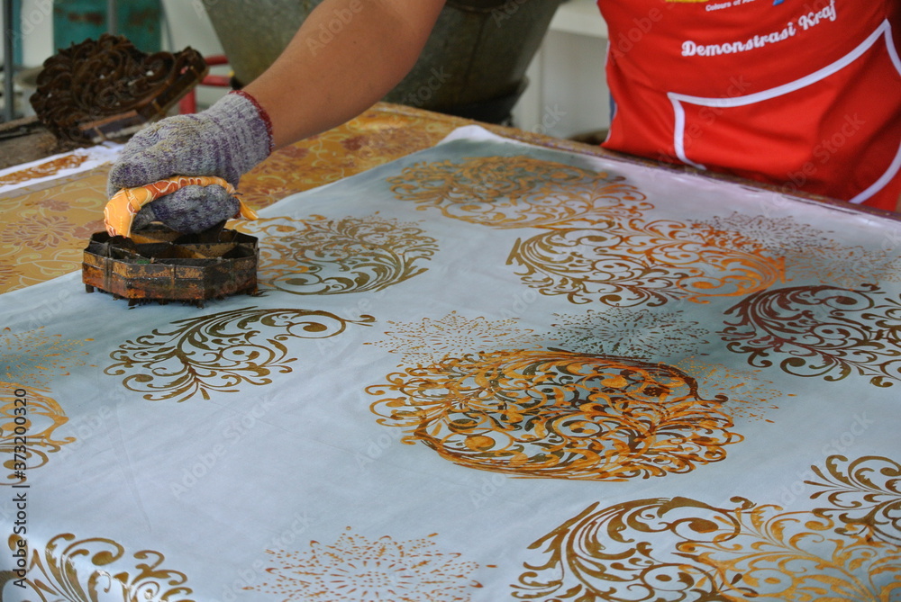 Ταπετσαρία KUALA LUMPUR, MALAYSIA -JUNE 25, 2016: Handmade stamping batik