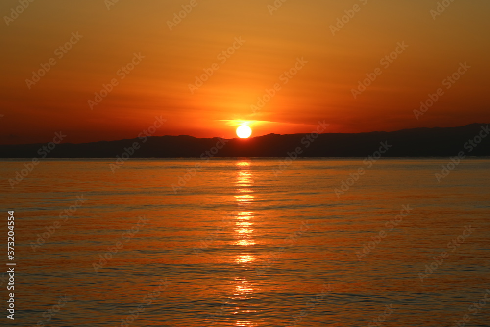 江ノ島海岸から見る伊豆半島に沈む太陽
