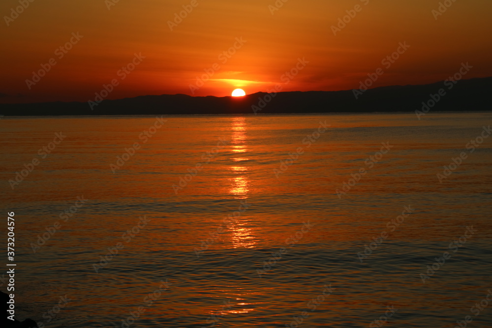 江ノ島海岸から見る伊豆半島に沈む太陽
