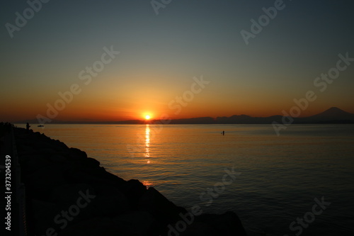 江ノ島海岸から見る夕日と富士山 © acchity