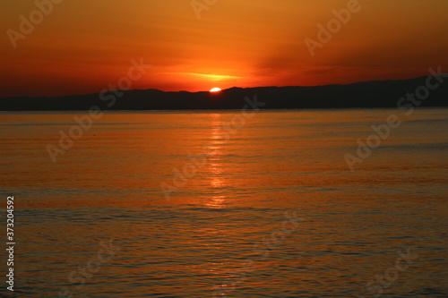 江ノ島海岸から見る伊豆半島に沈む太陽 