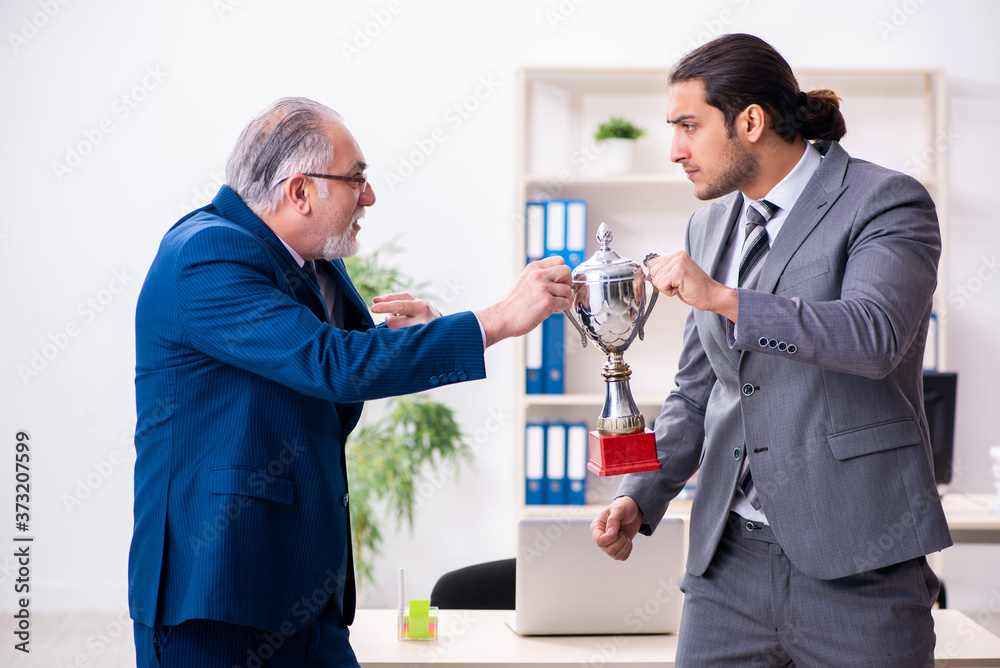 Obraz premium Two male employees working in the office