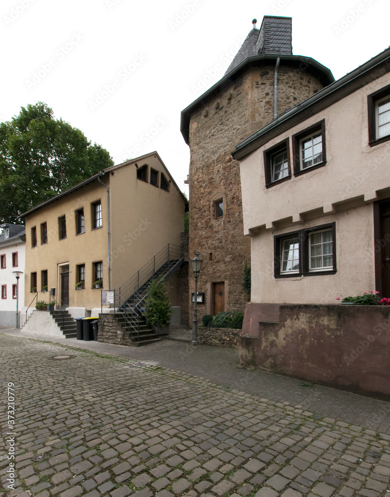Euskirchen, Teil der alten Stadtbefestigung mit Stadtturm und denkmalgeschützten Häusern