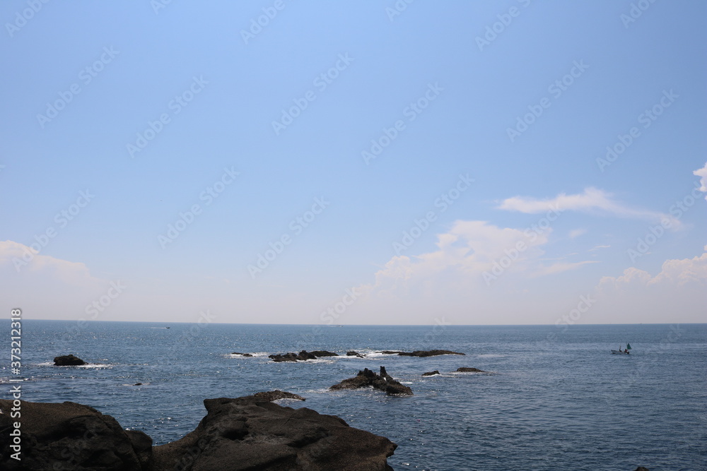 神奈川県三浦半島の南端にある城ヶ島の岩場と船