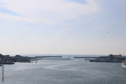 神奈川県三浦半島の南端にある城ヶ島大橋から三崎港を望む