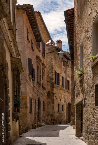 Leere Stra  e in der Altstadt von Montepulciano in der Toskana in Italien 