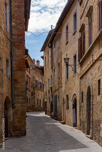 Einsame Stra  e in der Altstadt von Montepulciano in der Toskana in Italien 