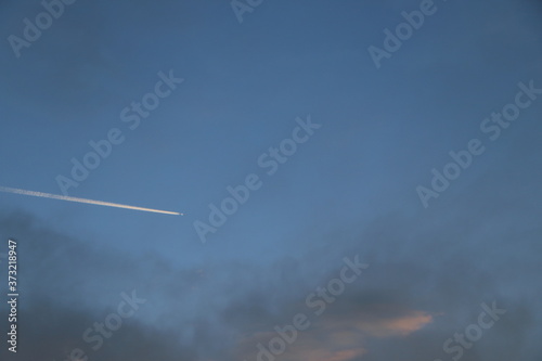夏の夕方の空に見える飛行機雲